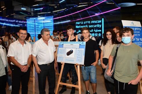 היזמים מחדרה עם השר עמיר פרץ