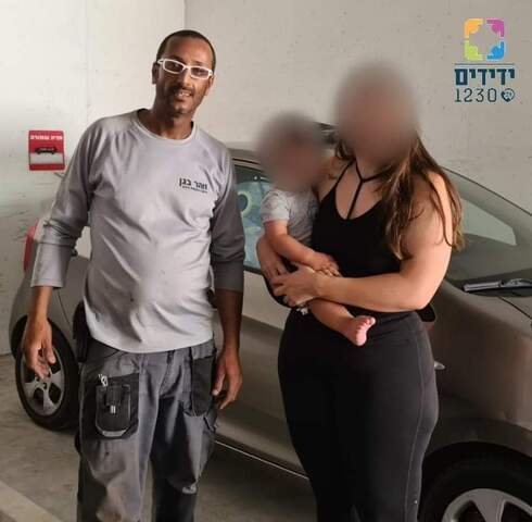 המחלץ עם התינוק ואמו