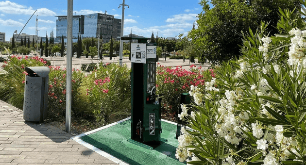 עמדה לתיקון אופניים בטיילת סמי עופר