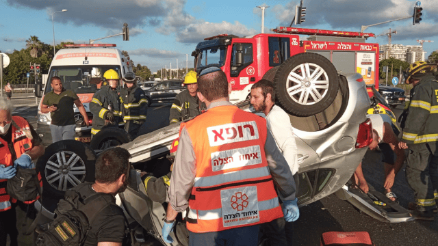 התהפכה עם רכבה התהפכה עם רכבה