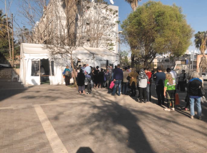 סובלים בשמש בהמתנה לאוכל. "משפחות נוספות שממתינות להסתייע" 