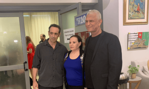גדי צדקה עם השחקנים גילה אלמגור וגיל פרנק