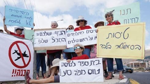 הפגנה מול בית הספר לטיסה במחניים. "ממשיכים להפעיל לחץ