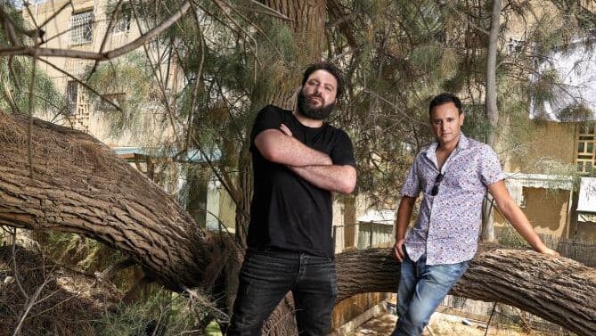 היוצרים של הסדרה גיא בלילה ואלעד ביטון. סיפורם של חבורת נערים 