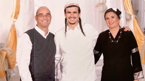 יהונתן ז"ל עם הוריו בחתונה. הותיר אישה ושלוש בנות
