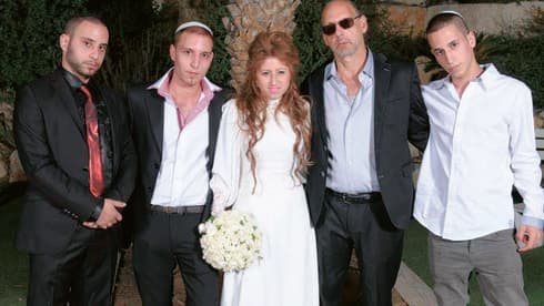 מעיין ביום חתונתה. מימין: איתמר ז"ל, אב המשפחה, מעיין, האח מאיר ורוני ז"ל | צילום: קובי שירה