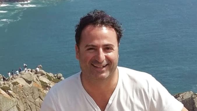 יואב רובין, התגורר בעבר צילום: אלעד מלכה בבני אור: "היו בשכונה גם כאלה שהיו יותר מופרעים, אומנם לא ברמות של תחנות סמים ודקירות וסכינים, לא ראינו דברים כאלה. יכול להיות שלא נחשפנו לזה כי היו לנו את החברים שלנו ואת הפעילויות שלנו"