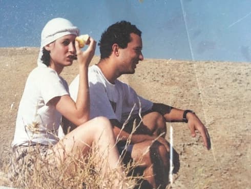 הזוג בנט. מעדיפים אוהל במדבר על פני מלונות פאר