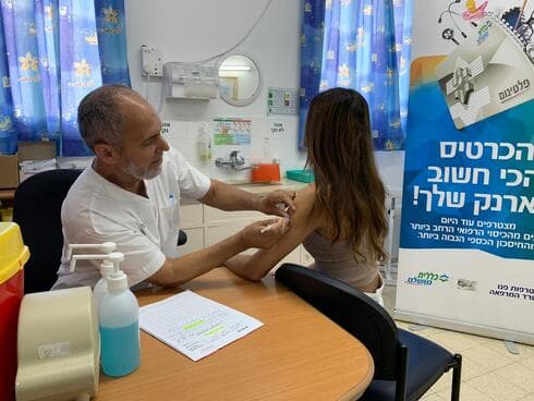 סאמי חרדאן, אח במרפאת זכרון דרום. עלייה בביקוש לחיסונים (צילום: דוברות מחוז שרון שומרות של כללית) סאמי חרדאן, אח במרפאת זכרון דרום. עלייה בביקוש לחיסונים