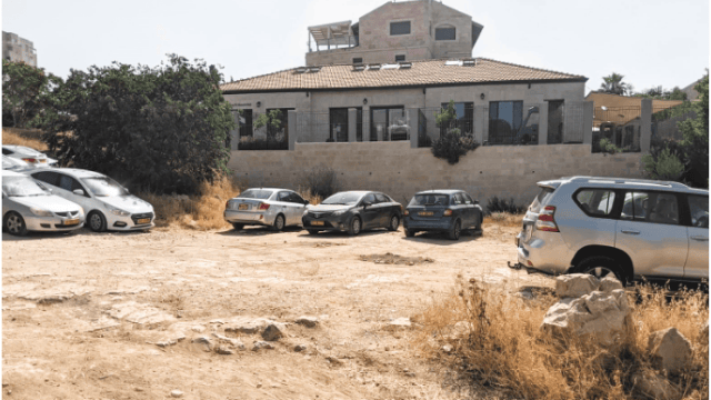 החניה בחורשת הירח 