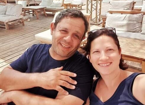 חדד עם זוגתו שרון 