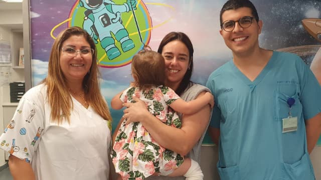 ד"ר ביאדר בלאל, רופא בכיר במחלקה לכירורגיה פלסטית, ויקטוריה ואגם וטובה משעלי, מנהלת הסיעוד במחלקה כירורגית ילדים
