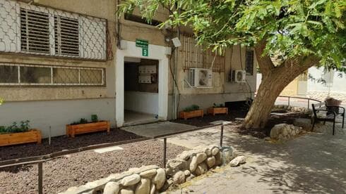 כניסה לבניין ברחוב סוסו הכהן. מתיחת פנים לאזור