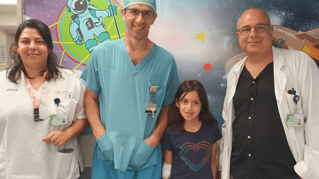 ד"ר דן גוטמן, סגן מנהל מחלקת א.א.ג, מאיה, ד"ר גיל צויזנר, רופא בכיר במחלקת א.א.ג וטלי אשקר, סגנית מנהלת סיעוד במחלקה כירורגית ילדים (צילום: דוברות מאיר) ד"ר דן גוטמן, סגן מנהל מחלקת א.א.ג, מאיה, ד"ר גיל צויזנר, רופא בכיר במחלקת א.א.ג וטלי אשקר, סגנית מנהלת סיעוד במחלקה כירורגית ילדים