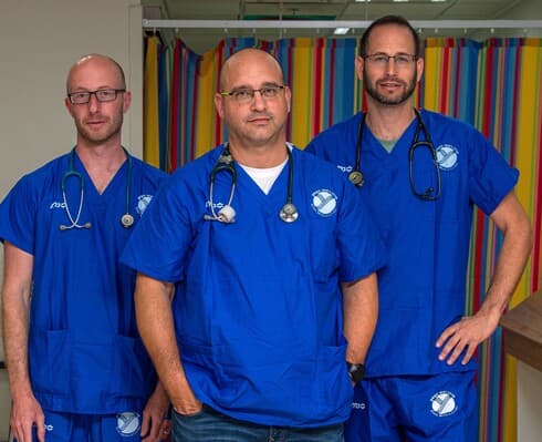 הצוות המוביל את המלר"ד. מימין: ד"ן רונן פומפ, ד"ר גלעד חן וד"ר רון יעקב (צילום: מרכז רפואי העמק) הצוות המוביל את המלר"ד. מימין: ד"ן רונן פומפ, ד"ר גלעד חן וד"ר רון יעקב