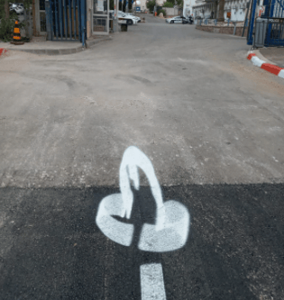 ציור של איבר מין בכניסה לתחנת המשטרה (צילום: מתוך הרשת החברתית, שימוש לפי סעיף 27א לחוק זכויות יוצרים) ציור של איבר מין בכניסה לתחנת המשטרה