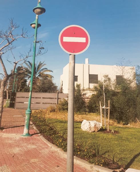 רחוב יפת בן יוסף. רכבים חונים וקו אוטובוס פופולרי 