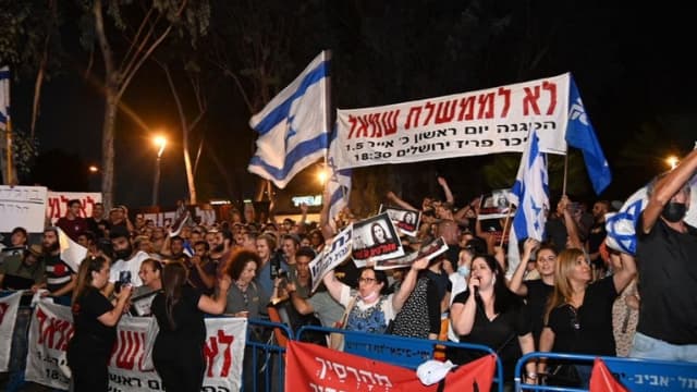ההפגנות מול ביתו של בנט. למצולמים אין קשר לכתבה