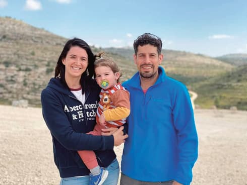  עם בעלה מייקל קדוש והבן נבות 