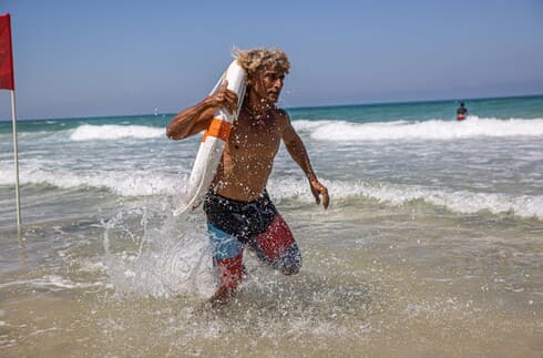 גדעון סלם סוגר 40 שנה כמציל בחופי הרצליה ומכין את עצמו לחופש הגדול