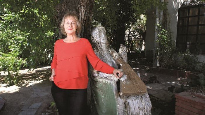 נגה ברק. "אמא ישבה במרפסת וכתבה, כשכולם מסביבה, כולל ילדים, כלבים וחתולים נגה ברק. "אמא ישבה במרפסת וכתבה, כשכולם מסביבה, כולל ילדים, כלבים וחתולים