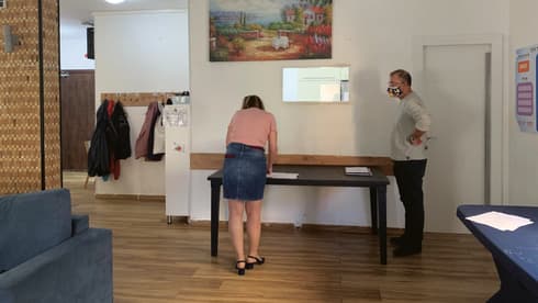 הבית של הנשים. מראה מבפנים ( יוליה ריידר) הבית של הנשים. מראה מבפנים