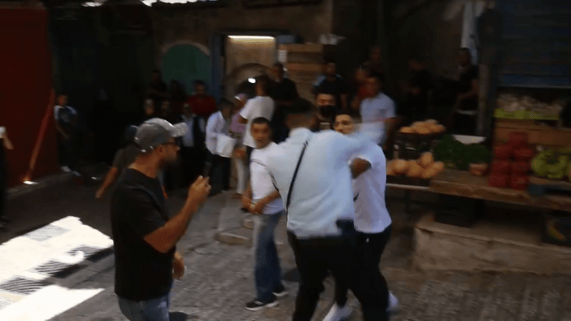 קצין משטרה סוטר לתושב מזרח העיר 