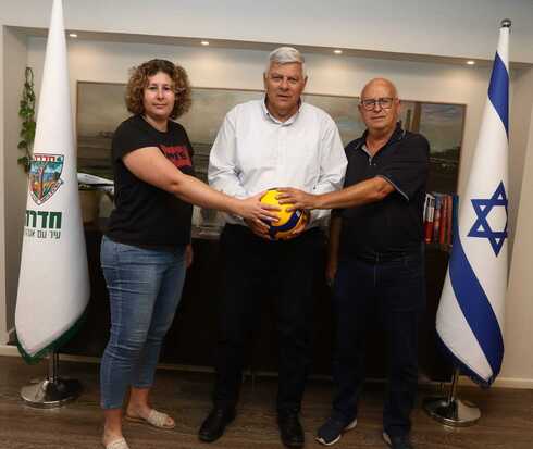 היו"ר גדעון רוזנשטיין, ראש העירייה גנדלמן והמאמנת אניה גרמן