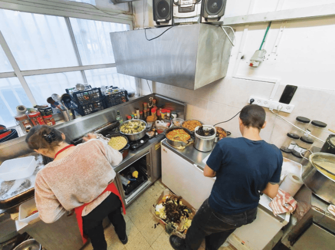 האוכל 'מוצל' והאריזות ממוחזרות. מתנדבי 'חזית אנושית' בפעולה 