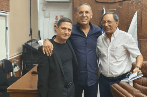 מימין יוסי דלויה סגן יו"ר ארגון הקבלנים, אלי אביסרור ודנילוביץ' (צילום: ארגון הקבלנים) מימין יוסי דלויה סגן יו"ר ארגון הקבלנים, אלי אביסרור ודנילוביץ'