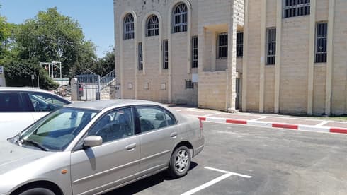חנייה במקום דשא קטן. בית הכנסת, השבוע חנייה במקום דשא קטן. בית הכנסת, השבוע