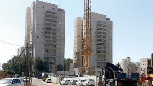 הבניינים הצמודים לאתר. חוששים מעומס בכביש המסוכן ממילא