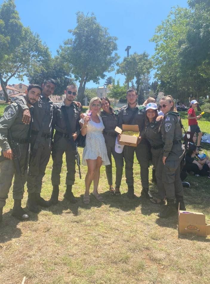 עדי אמסלם יחד עם לוחמים