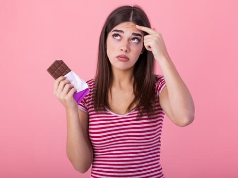 יש להימנע מהמזונות הלבנים, המתוקים ומשוקולד