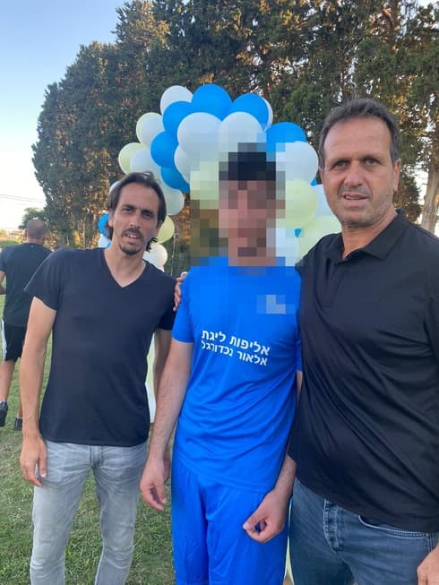תמונה למזכרת. רוני לוי (מימין) ויוסי בניון עם אחד הנערים