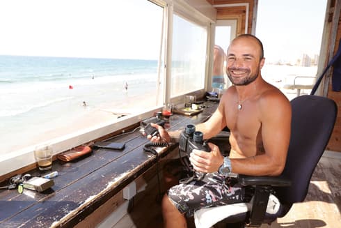 "אי אפשר לצאת למנוחה כשהחוף עמוס בילדים". המציל ליעד בר בחוף ימית
<br> (צילום: אלעד גרשגורן) ליעד בר