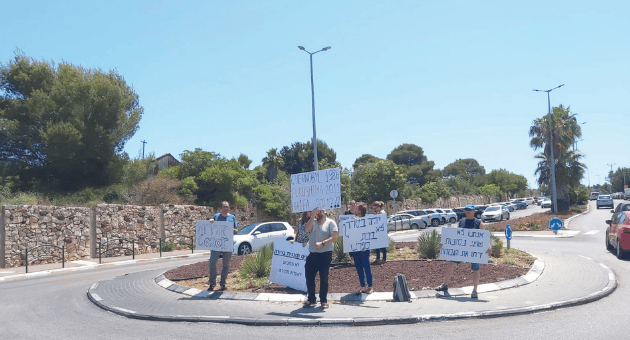 הורים בליאו באק מפגינים ליד בית הספר