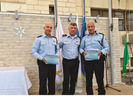 חילופי מפקדים במרחב הנגב. תנ"צ נגלר )משמאל( מקבל את הפיקוד מתנ"צ יאיר חצרוני, במרכז ניצב פרץ עמר, מפקד המחוז הדרומי ( דוברות המשטרה) חילופי מפקדים במרחב הנגב. תנ"צ נגלר )משמאל( מקבל את הפיקוד מתנ"צ יאיר חצרוני, במרכז ניצב פרץ עמר, מפקד המחוז הדרומי