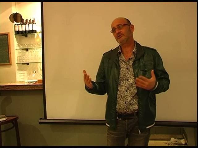 המחזאי אילן חצור. "לא נותנים תשובות רק מעלים שאלות בהומור"