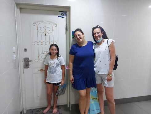 מימין לשמאל: סיון בן צור, אתי שלו והתלמידה נויה לוונברג