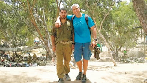 עוז ז"ל עם אביו עופר מנדלוביץ'   