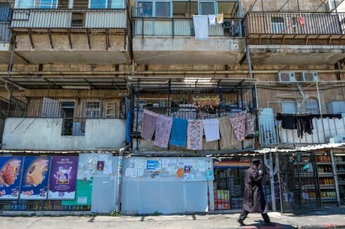 תקופת הקורונה מביאה ירושלמים רבים לבנות מרפסות תלויות. רובן לא תקינות ועלולות לקרוס (צילום: יואב דודקביץ') תקופת הקורונה מביאה ירושלמים רבים לבנות מרפסות תלויות. רובן לא תקינות ועלולות לקרוס