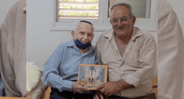פואד ריזאק ואהרון וייס עם הספר 'אנדור' פואד ריזאק ואהרון וייס עם הספר 'אנדור'