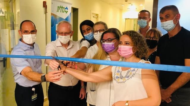 צוות המרפאה יחד עם פרופ' אהוד דודסון מנכ"ל כללית, ד"ר ארז ליבל מנהל מחוז שרון שומרון ונציגי העירית הרצליה (צילום: דוברות מחוז שרון שומרון של כללית) צוות המרפאה יחד עם פרופ' אהוד דודסון מנכ"ל כללית, ד"ר ארז ליבל מנהל מחוז שרון שומרון ונציגי העירית הרצליה