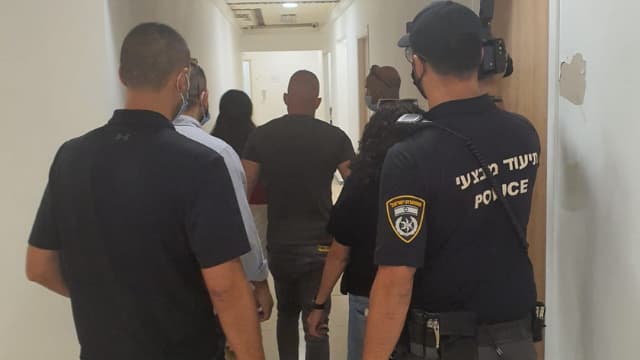 תחילת הפשיטה בתוך מבנה המועצה