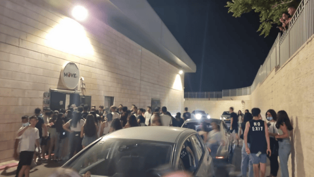 אלפים הגיעו לאולם כדי לשמח את הנער