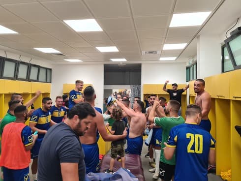 חגיגות בחדר ההלבשה. שחקני מכבי ברגעים של אושר