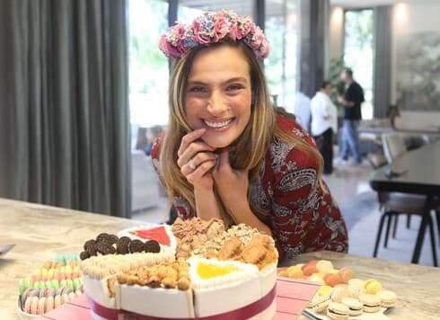 סופרייז! עוגה, זר וצוות צילום לסדרה דוקומנטרית