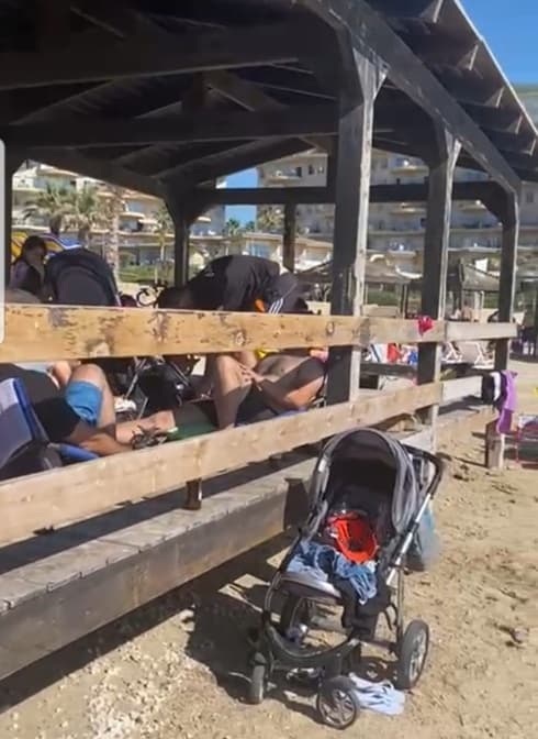 הסככה בחוף