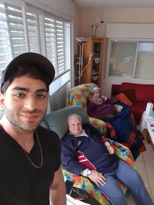 "החלטתי שאני עוזב הכל ועובר לגור איתם". הנכד אושרי בבית סבו וסבתו